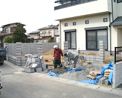 塗り壁の基礎となるブロックを積んでるところです。