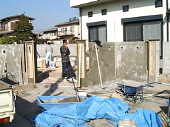 ブロックにモルタル仕上げしています。今回は門柱に凹凸をつけています。