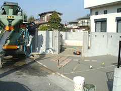 車庫にコンクリートを打設しています。石張りの周りは洗い出しの予定です。